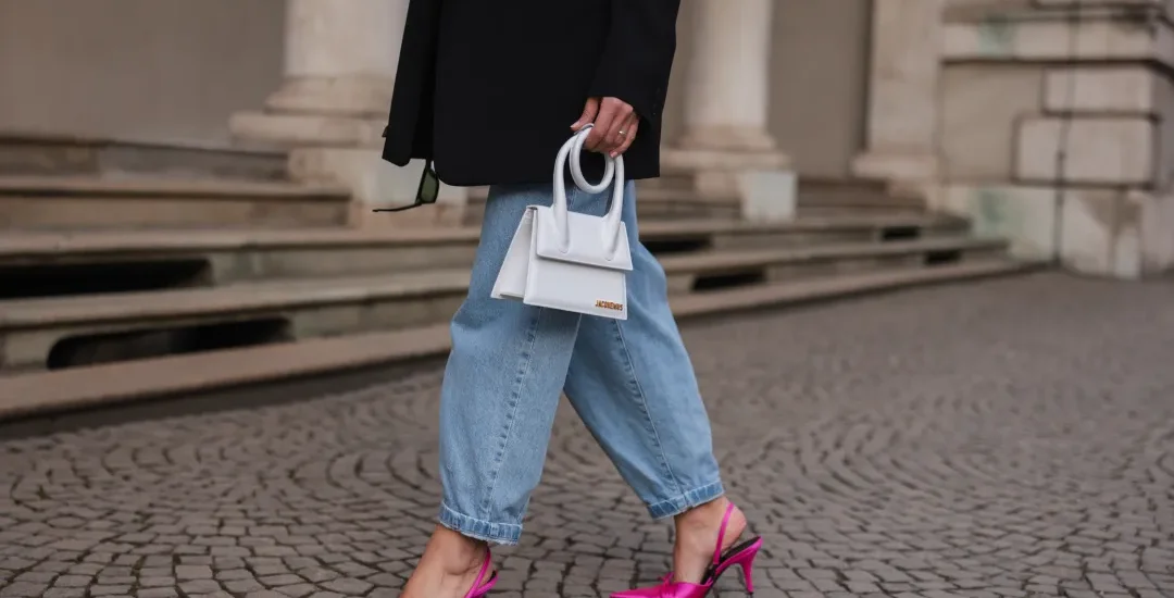 Popular 90s fashion trends returning in 2025, featuring iconic styles and accessories from the decade.”