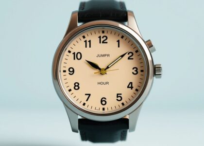 A stylish 2025 jumping hour watch featuring a retro-futuristic design with a digital hour display window and sleek metallic finish, symbolizing the revival of vintage timekeeping trends.