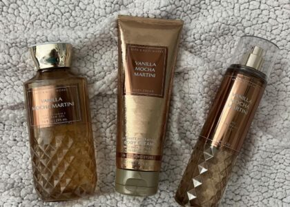 Sweet, Savvy & Sniff-Worthy! Gourmand fragrance flat lay with vanilla pods, hazelnuts, and popcorn.